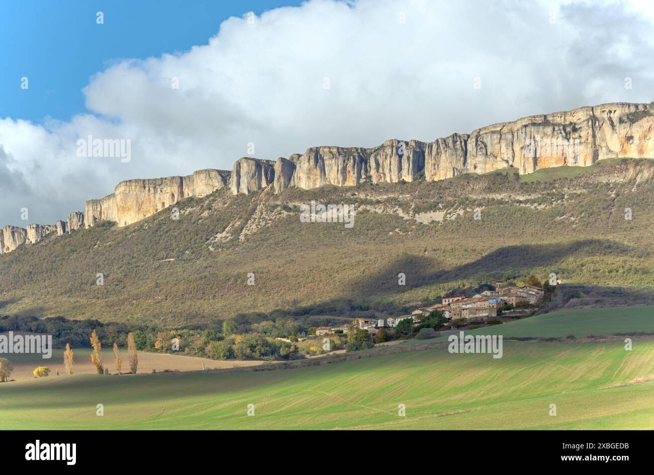 La petite ville navarrese de Muneta est située au pied des impressionnantes falaises de la Sierra de Lóquiz, à une altitude de 585 M. Banque D'Images