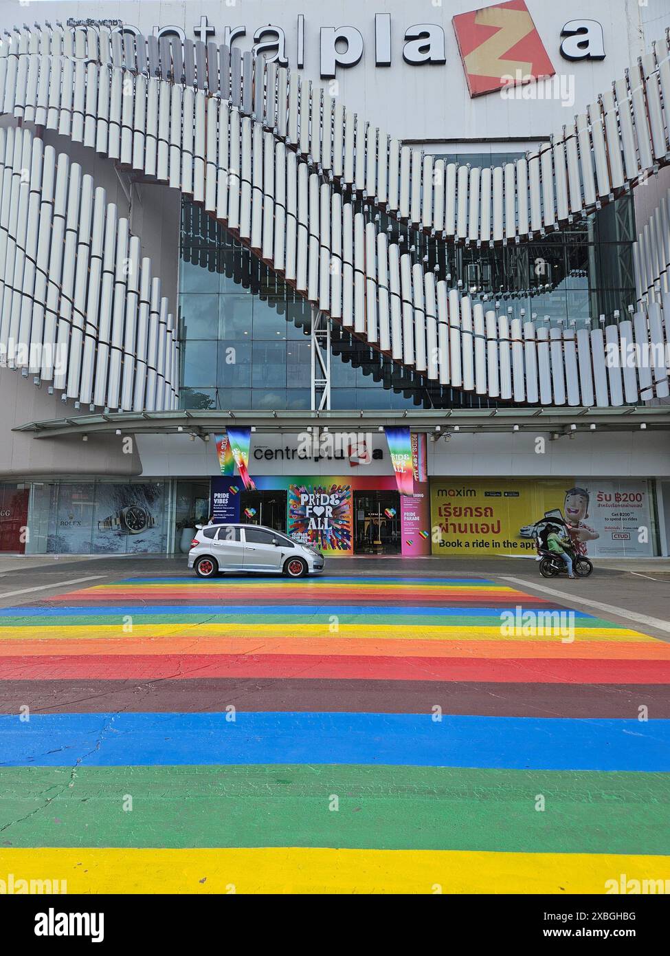 UDON THANI, THAÏLANDE - 12 JUIN : célébration de la fierté avec des panneaux de drapeau arc-en-ciel dans le centre commercial Central Udon Thani le 12 juin 2024 à Udon Thani, Thaïlande Banque D'Images