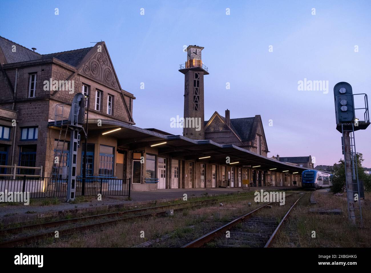 La gare du train Express régional (TER) en soirée à Dinan dans le département des côtes-d Armor en Bretagne le 27 mai 2022. La g Banque D'Images