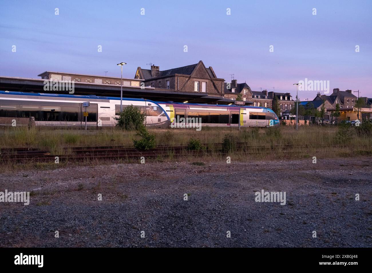La gare du train Express régional (TER) en soirée à Dinan dans le département des côtes-d Armor en Bretagne le 27 mai 2022. La g Banque D'Images