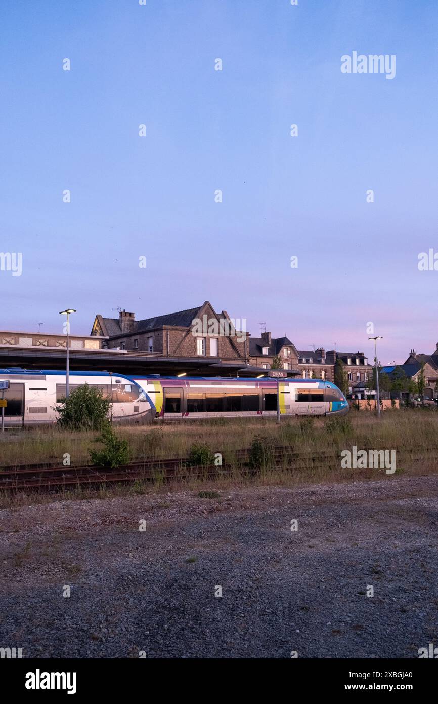 La gare du train Express régional (TER) en soirée à Dinan dans le département des côtes-d Armor en Bretagne le 27 mai 2022. La g Banque D'Images