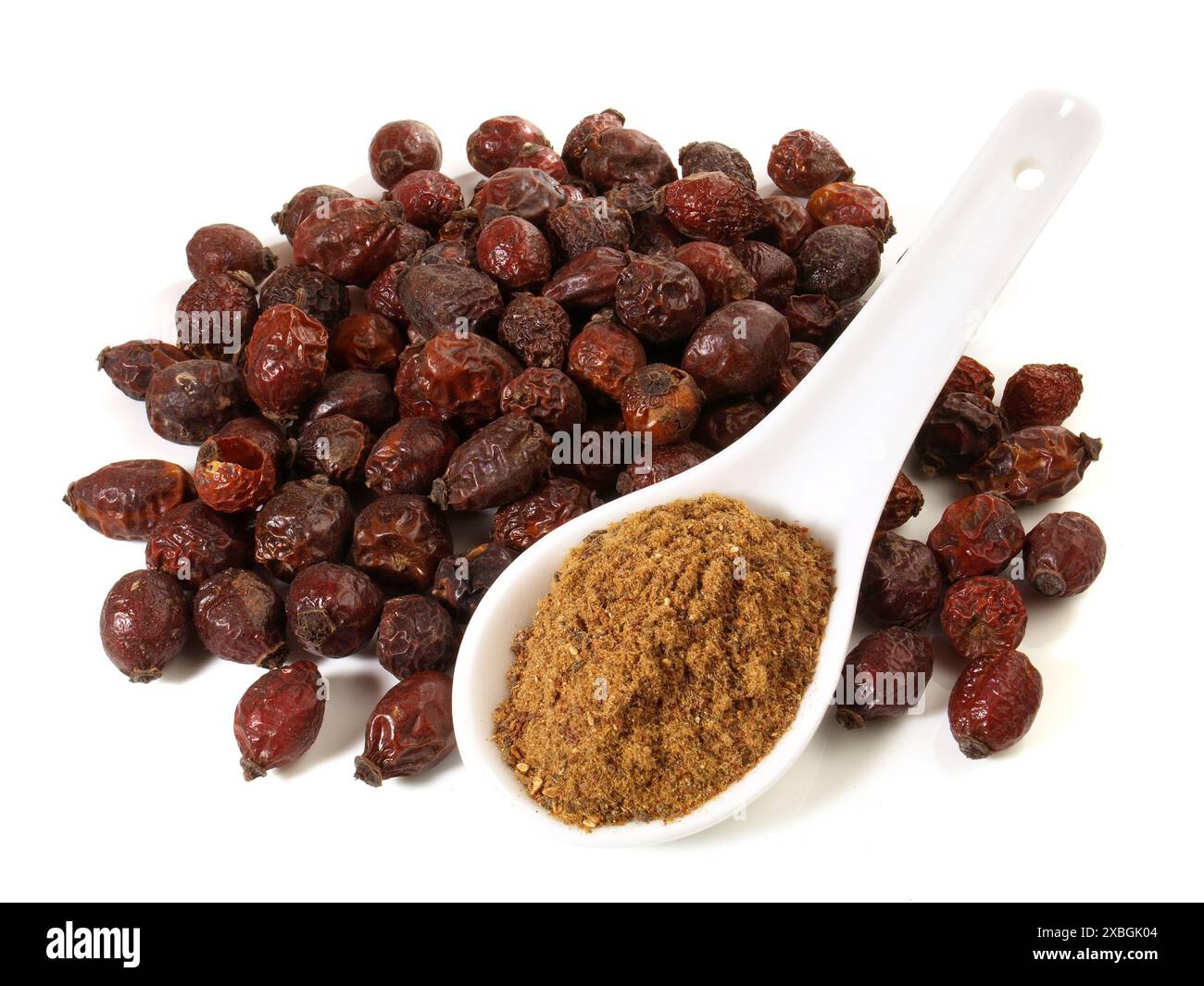 Rosènehip séché avec poudre de fruit isolée sur fond blanc Banque D'Images