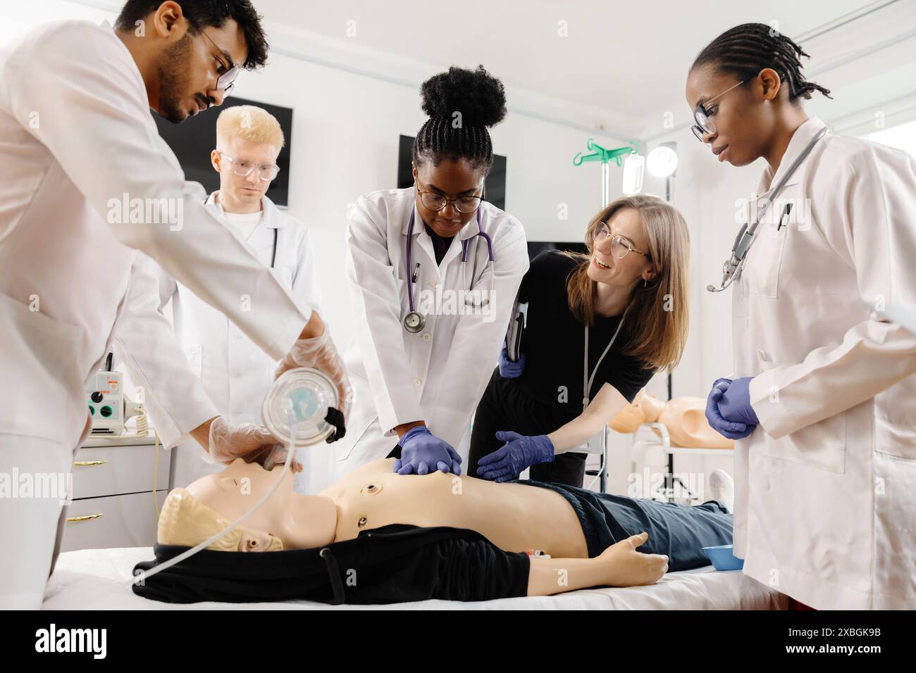 Les étudiants en médecine apprennent les techniques de RCP et de premiers soins au cours d'une séance de formation à l'aide d'un mannequin de RCP. Banque D'Images