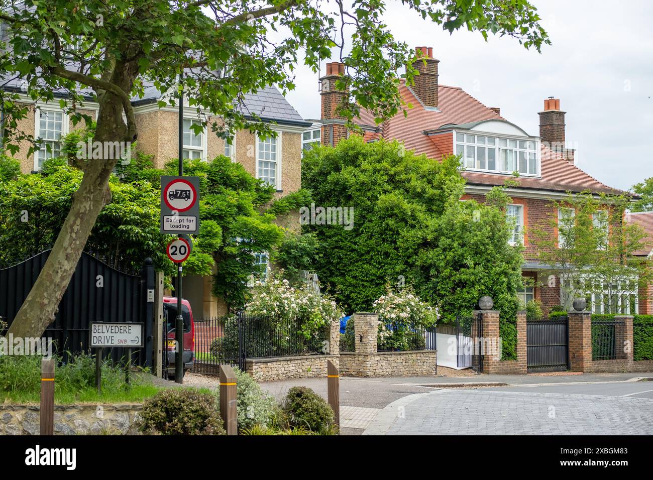 LONDRES - 3 JUIN 2024 : rue des grandes maisons haut de gamme près de Wimbledon Village, quartier résidentiel aisé du sud-ouest de Londres Banque D'Images