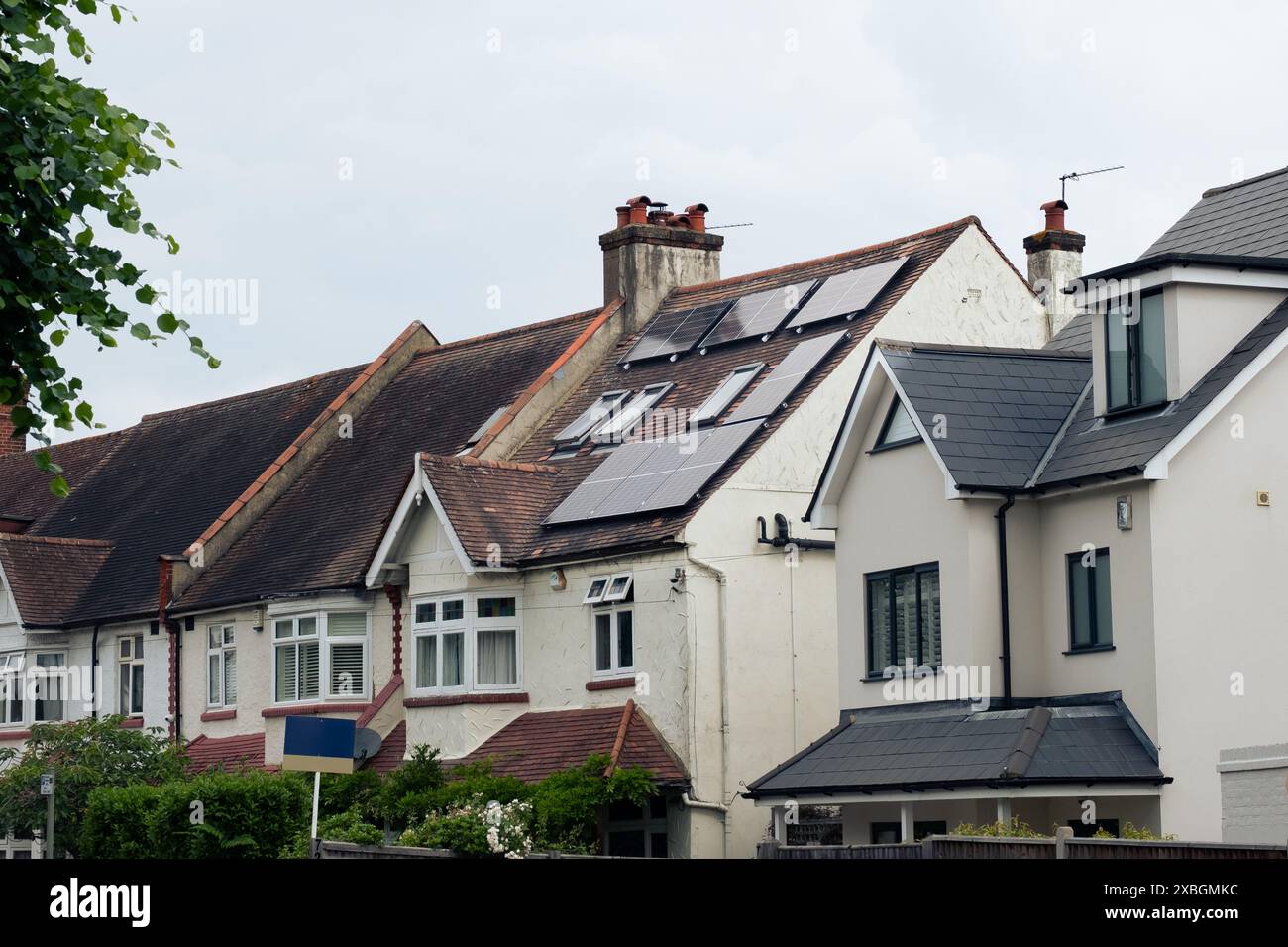 LONDRES- grandes maisons urbaines britanniques avec panneaux solaires sur le toit Banque D'Images