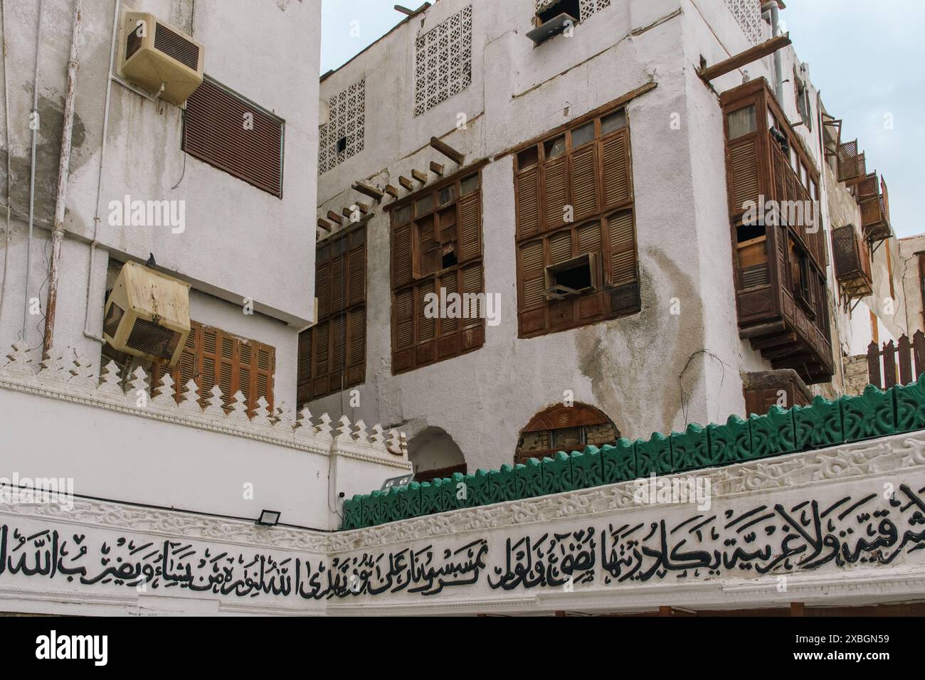 Djeddah, Arabie Saoudite - 21 décembre 2022 : vue rapprochée des balcons traditionnels en bois et de la calligraphie arabe complexe dans la vieille ville historique, h Banque D'Images
