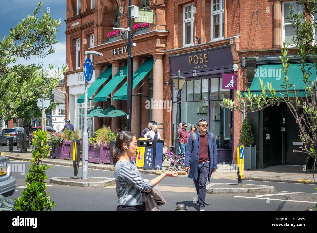 LONDRES- 11 JUIN 2024 : magasins de Wimbledon Village High Street. Centre commercial de quartier résidentiel aisé dans le sud-ouest de Londres Banque D'Images