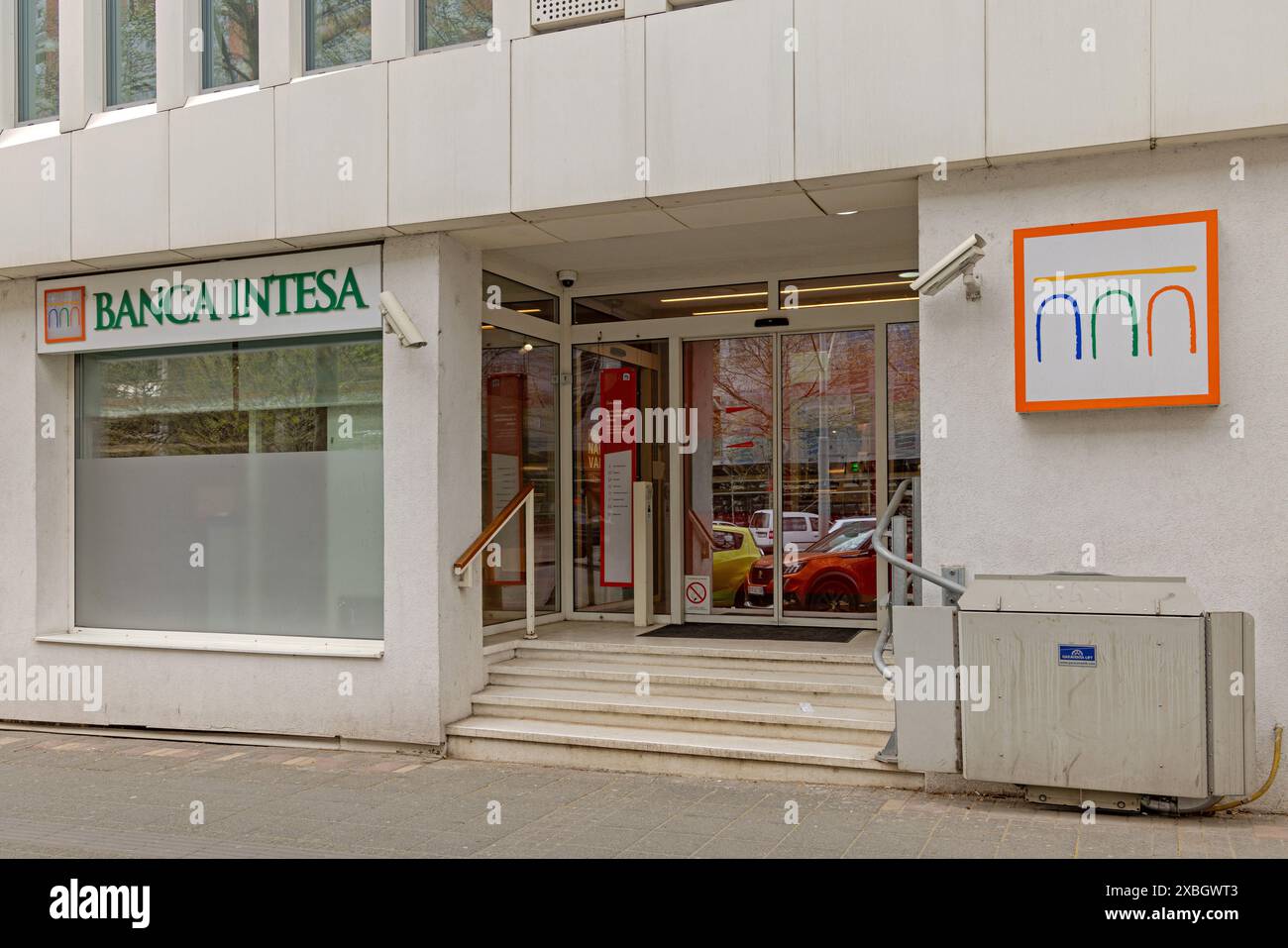 Belgrade, Serbie - 31 mars 2024 : entrée à la banque italienne Banca Intesa Sanpaolo Group au King Alexander Boulevard dans la capitale. Banque D'Images