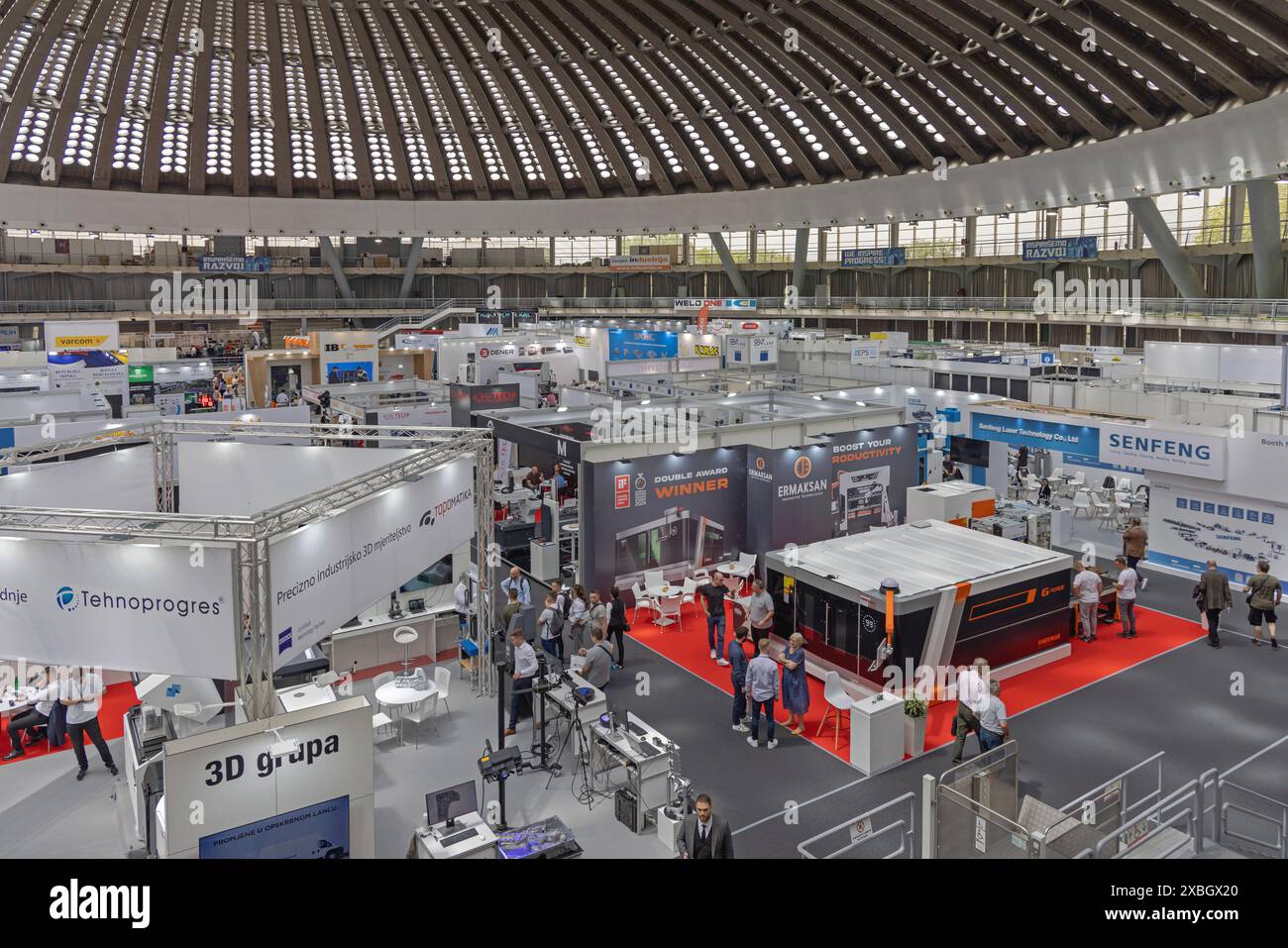 Belgrade, Serbie - 21 mai 2024 : vue aérienne de la Foire internationale de la technique et des réalisations techniques UFI Industry Trade Fair Expo dans un grand hall. Banque D'Images