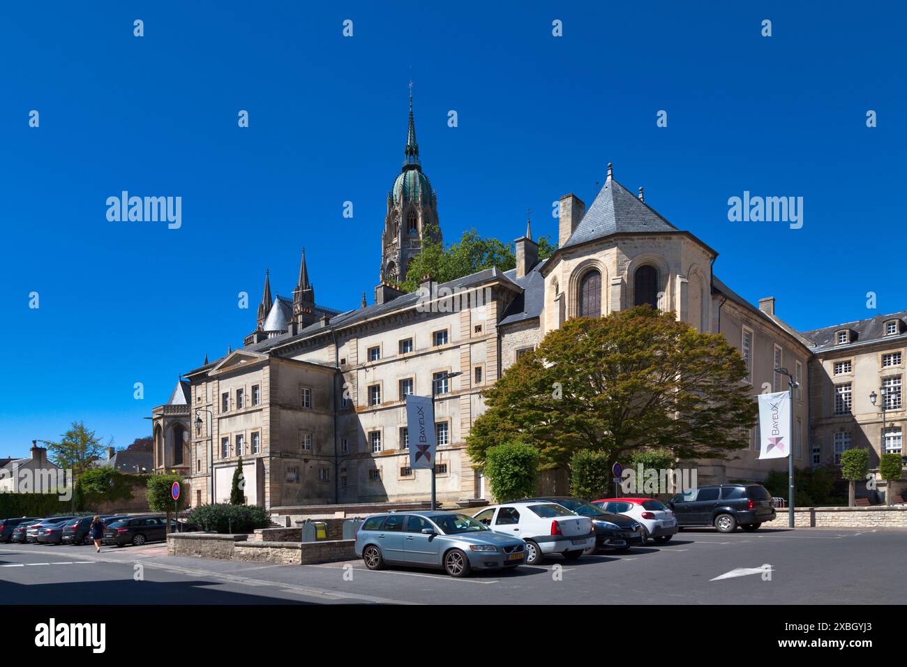 Bayeux, France - 06 août 2020 : Palais épiscopal de Bayeux (ou Palais épiscopal de Bayeux) avec la flèche de la cathédrale derrière lui. Banque D'Images