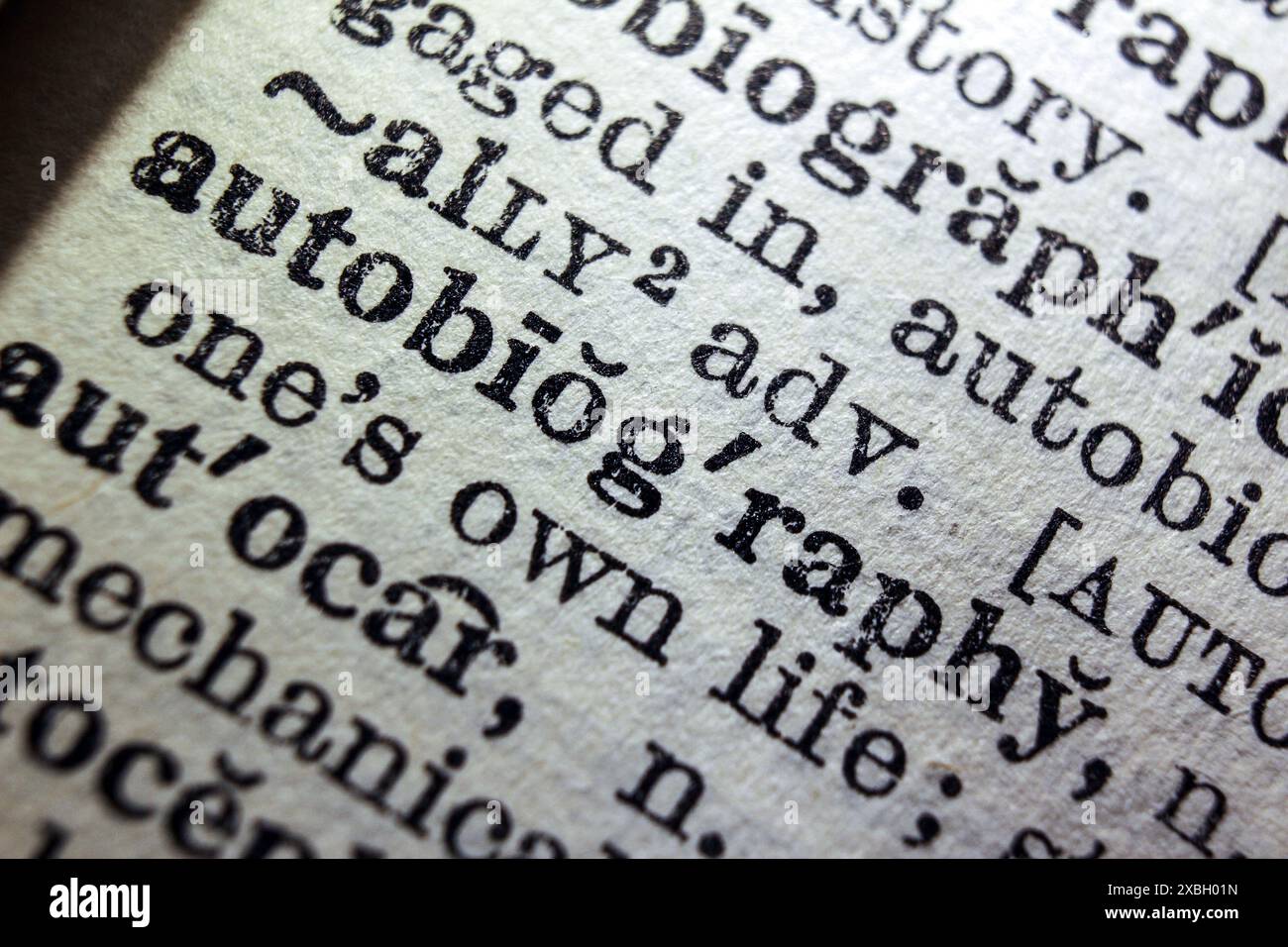 Autobiographie des mots sur la page du dictionnaire, macro gros plan Banque D'Images