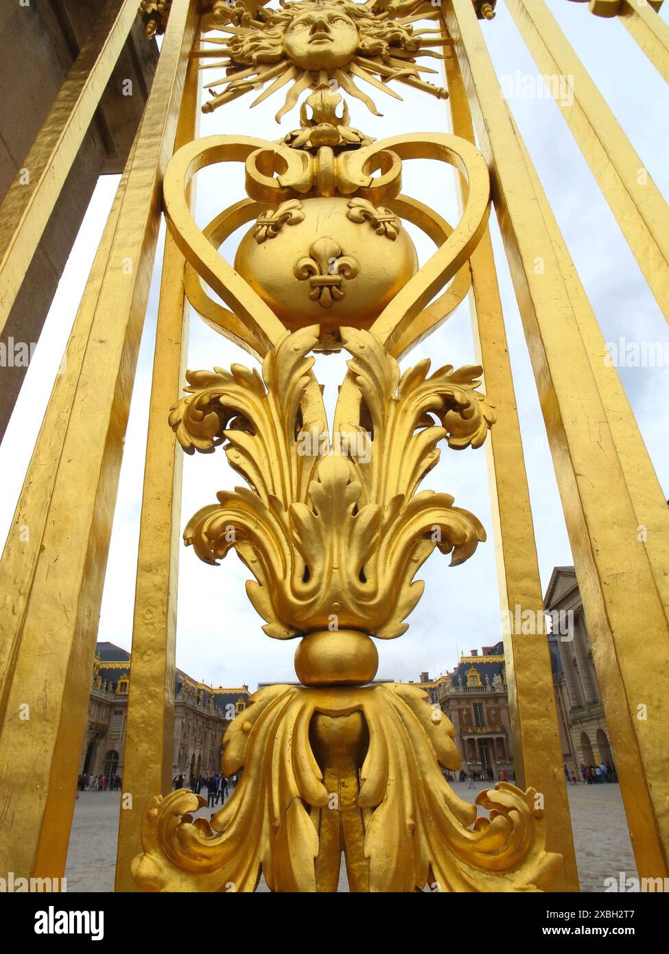 Portes dorées au château de Versailles / France. Banque D'Images