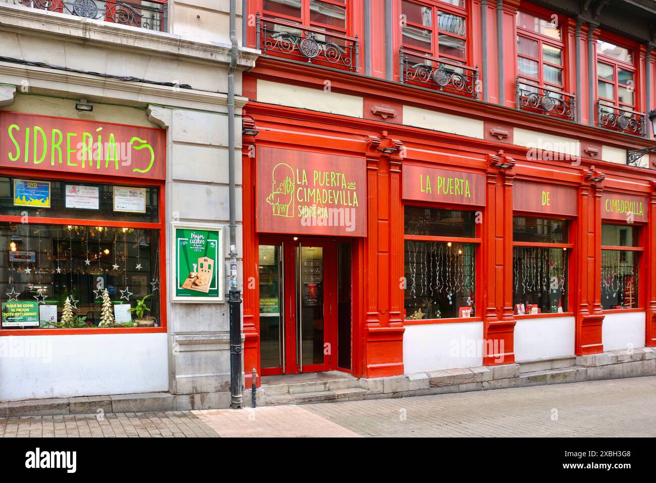La Puerta de Cimadevilla Sidreria restaurant façade et entrée Oviedo Asturies Espagne Banque D'Images