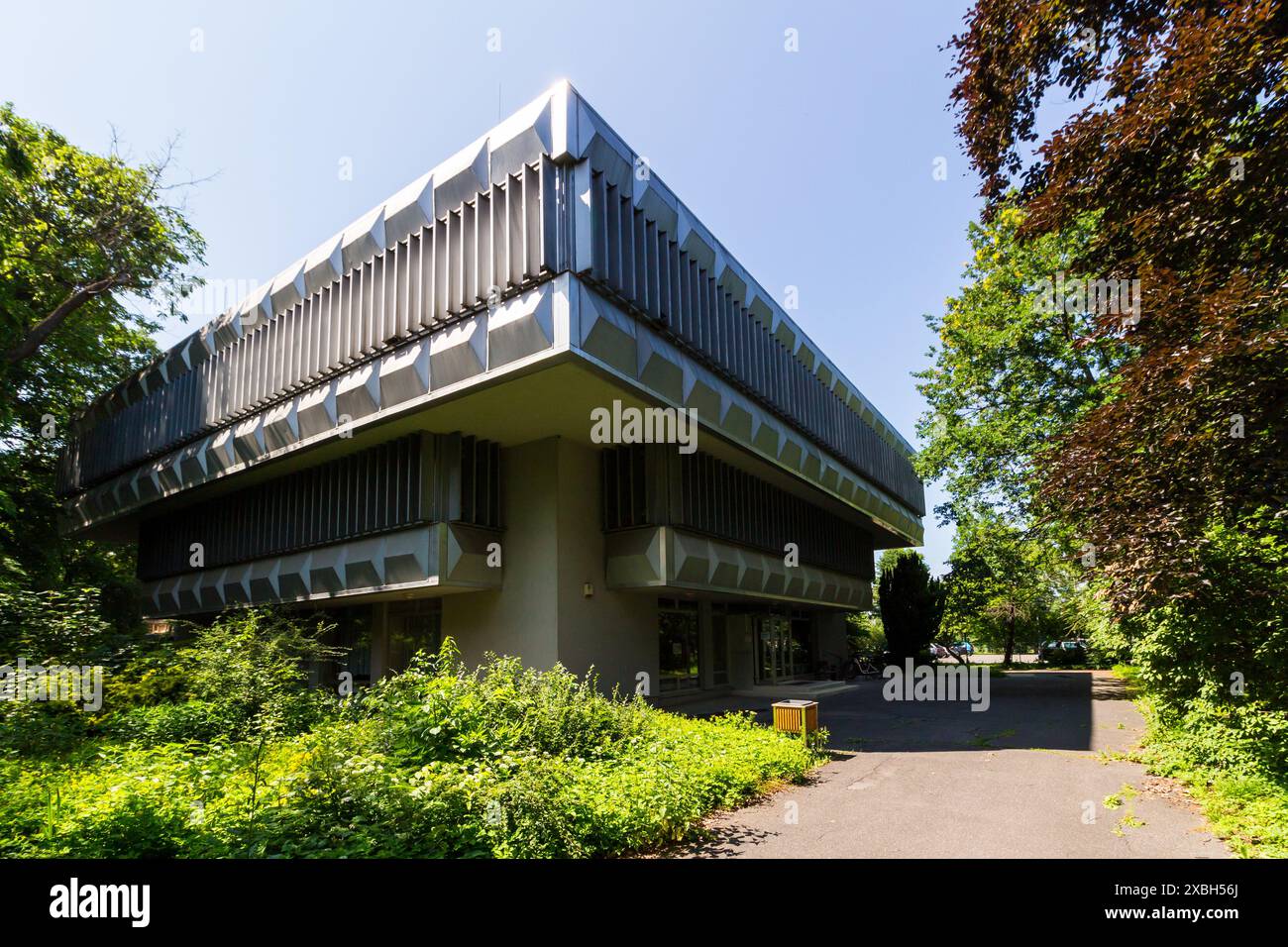 Bâtiment moderne recouvert d'aluminium de la bibliothèque dans le jardin botanique de l'Université de Sopron, Sopron, Hongrie Banque D'Images