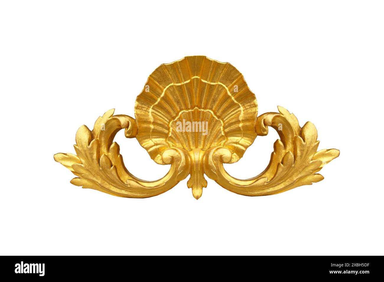 La coquille d'or isolée détaille les portes dorées du château de Versailles. France. Banque D'Images