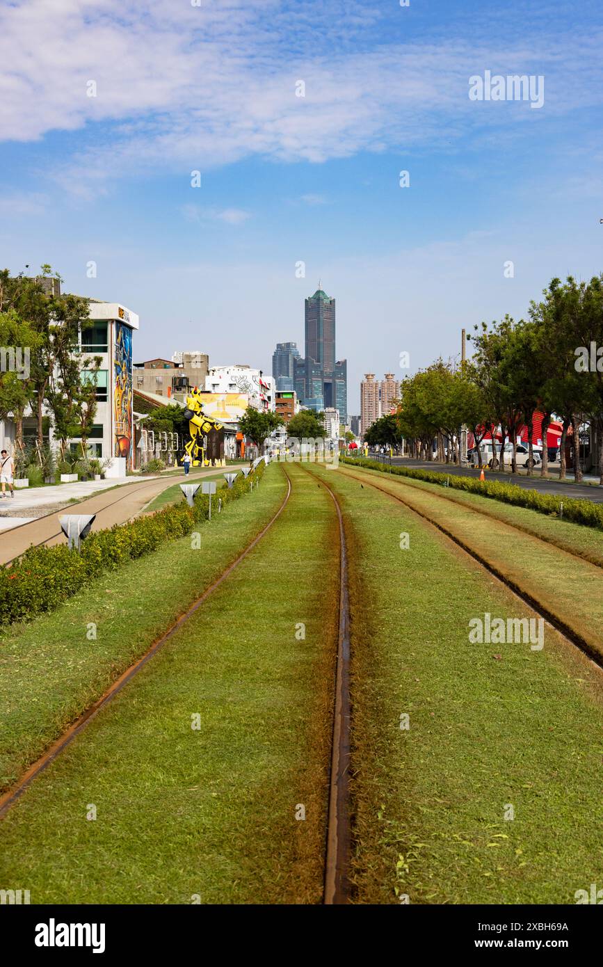 Pier 2 Art Centre, ligne de tramway et 85 Sky Tower, Kaohsiung, Taiwan Banque D'Images