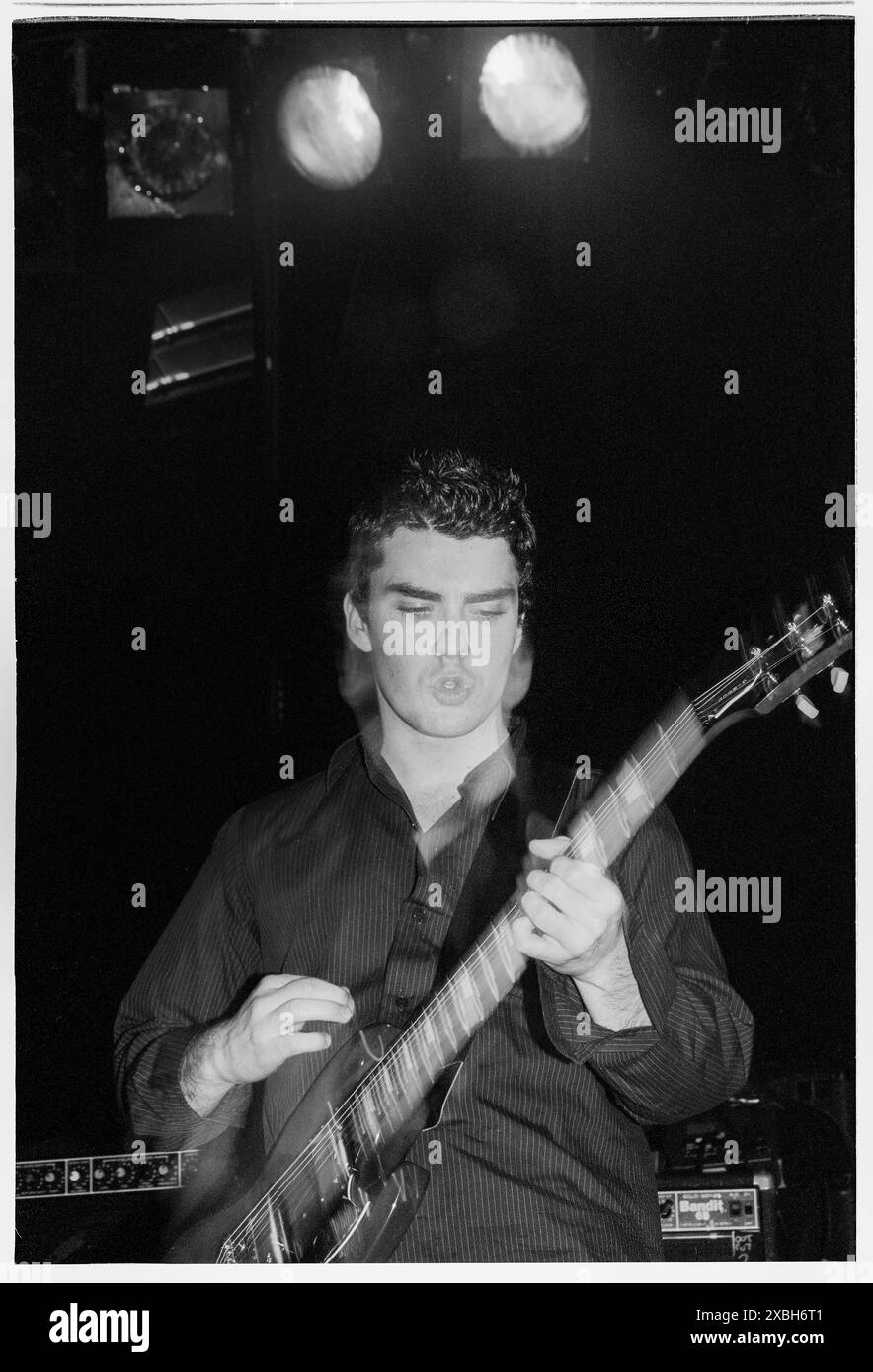 KELLY JONES, STEREOPHONICS, VERY YOUNG, CONCERT, 1997 : Kelly Jones de The Stereophonics jouant en concert lors d'un mini-festival de la St David's Day au Coal Exchange de Cardiff Bay, pays de Galles, Royaume-Uni le 1er mars 1997. Photo : Rob Watkins. INFO : Stereophonics, un groupe de rock gallois, a émergé dans les années 1990 en tant que personnalités éminentes du rock britannique. Avec la voix râpeuse de Kelly Jones et des tubes comme 'Dakota', ils ont obtenu un succès commercial. Leur discographie reflète un mélange diversifié de genres rock, mettant en valeur leur attrait durable. Banque D'Images