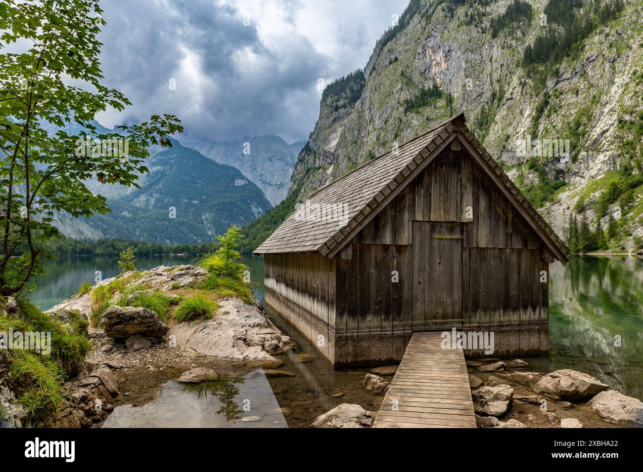 Bateau House à Obersee Mountain Lake dans les Alpes, Berchtesgaden, Allemagne, Europe Banque D'Images