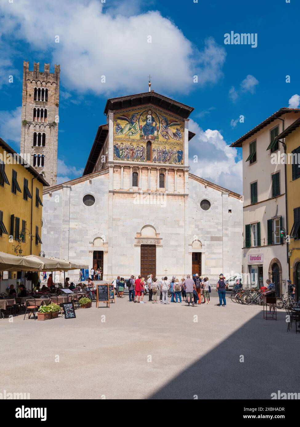 Tourisme à Lucques. Les touristes visitent la basilique St Fredianus dans le centre historique de Ity Banque D'Images