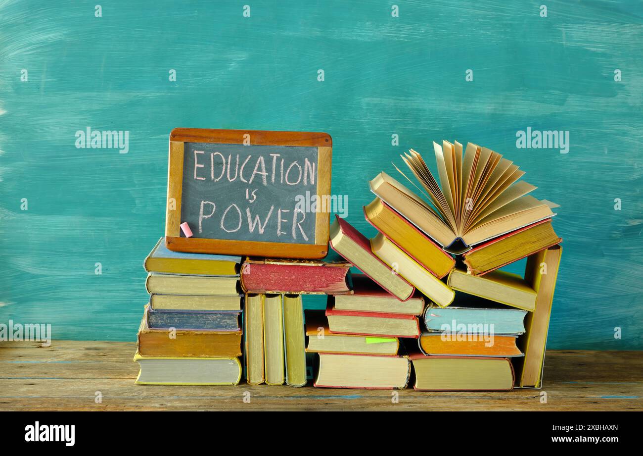 l'éducation est le pouvoir, l'arrangement des livres et signe sur le tableau noir pour l'apprentissage, l'inspiration et le concept d'éducation, l'espace de copie libre Banque D'Images