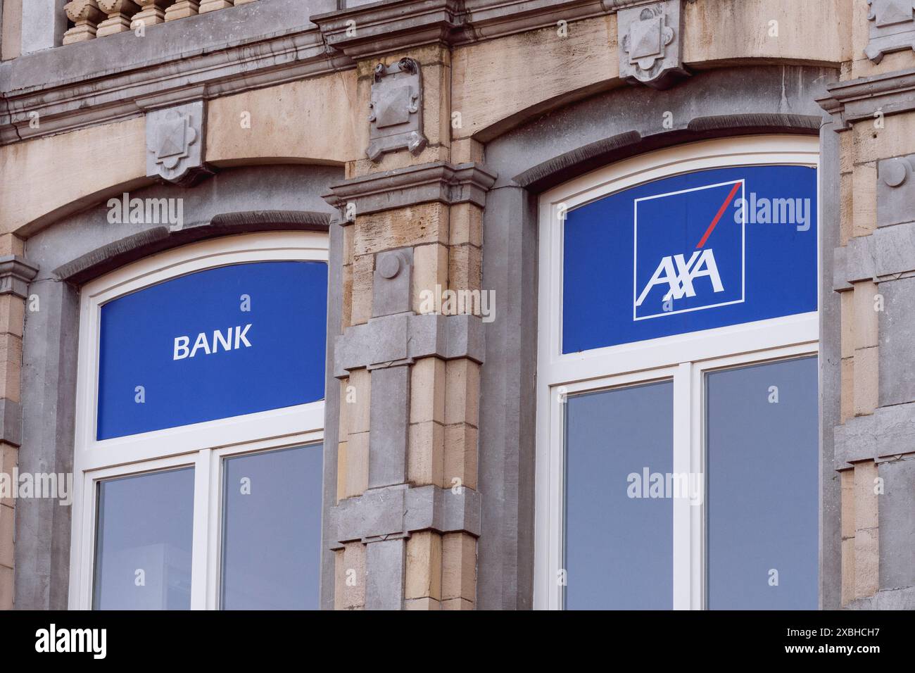 Sint Truiden. Limbourg - Belgique 25-11-2023. AXA Bank - vue extérieure du logo de la bannière sur le bâtiment de la banque Banque D'Images