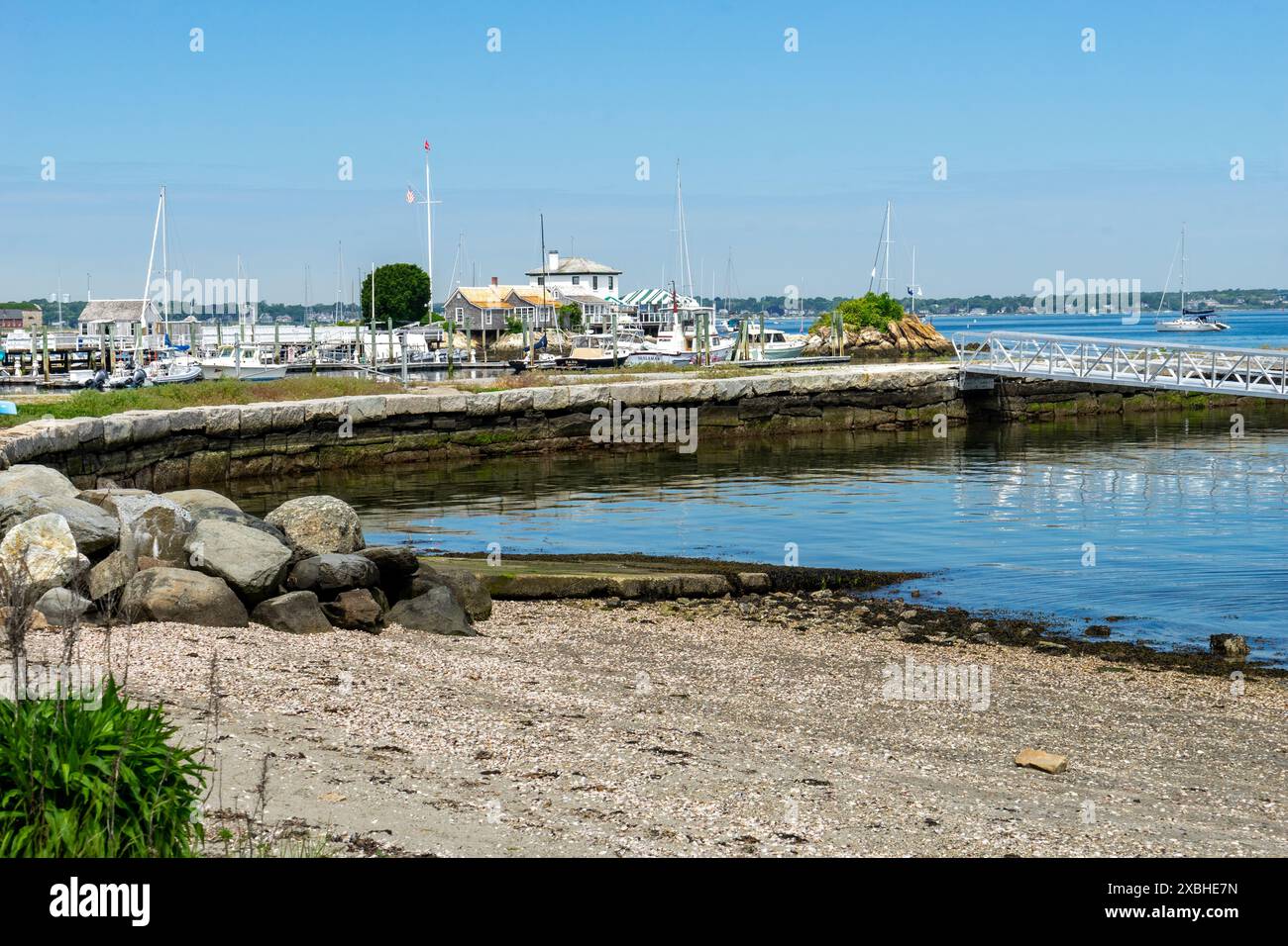 plage de sable par une crique Banque D'Images