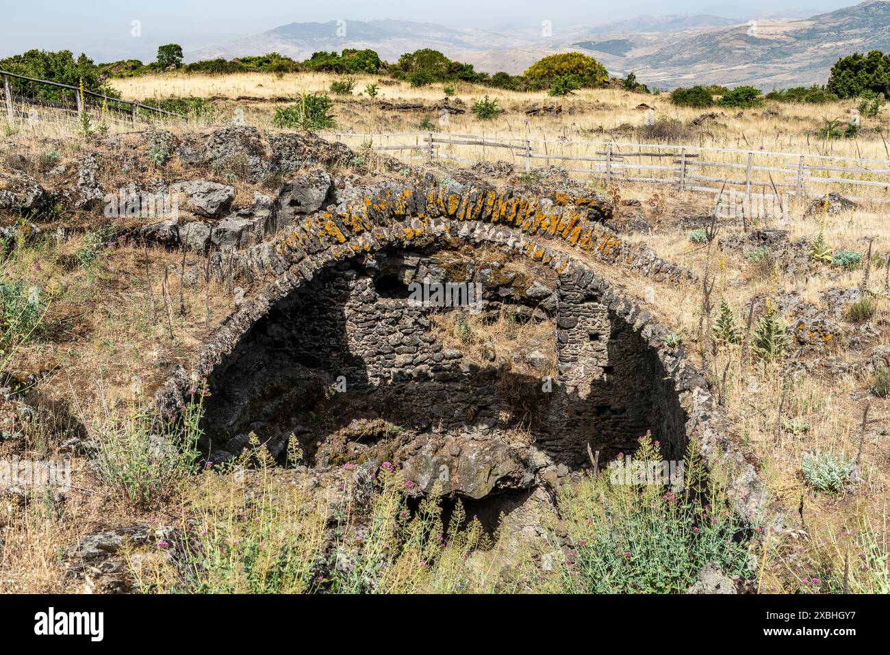 La Grotta del Collegio près de Bronte sur l'Etna, en Sicile, une « grotte de neige » utilisée jusqu'au milieu du 20e siècle pour stocker la neige et la glace tout au long de l'été Banque D'Images