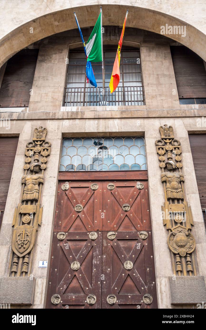 La Casa del Mutilato (Maison des mutilés), un bâtiment de l'époque fasciste destiné à l'usage des soldats blessés, construit en 1939 par Ercole Fischietti Banque D'Images