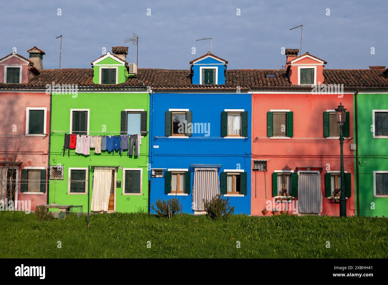 Maisons colorées sur l'île de Burano dans la lagune vénitienne, Italie. Banque D'Images
