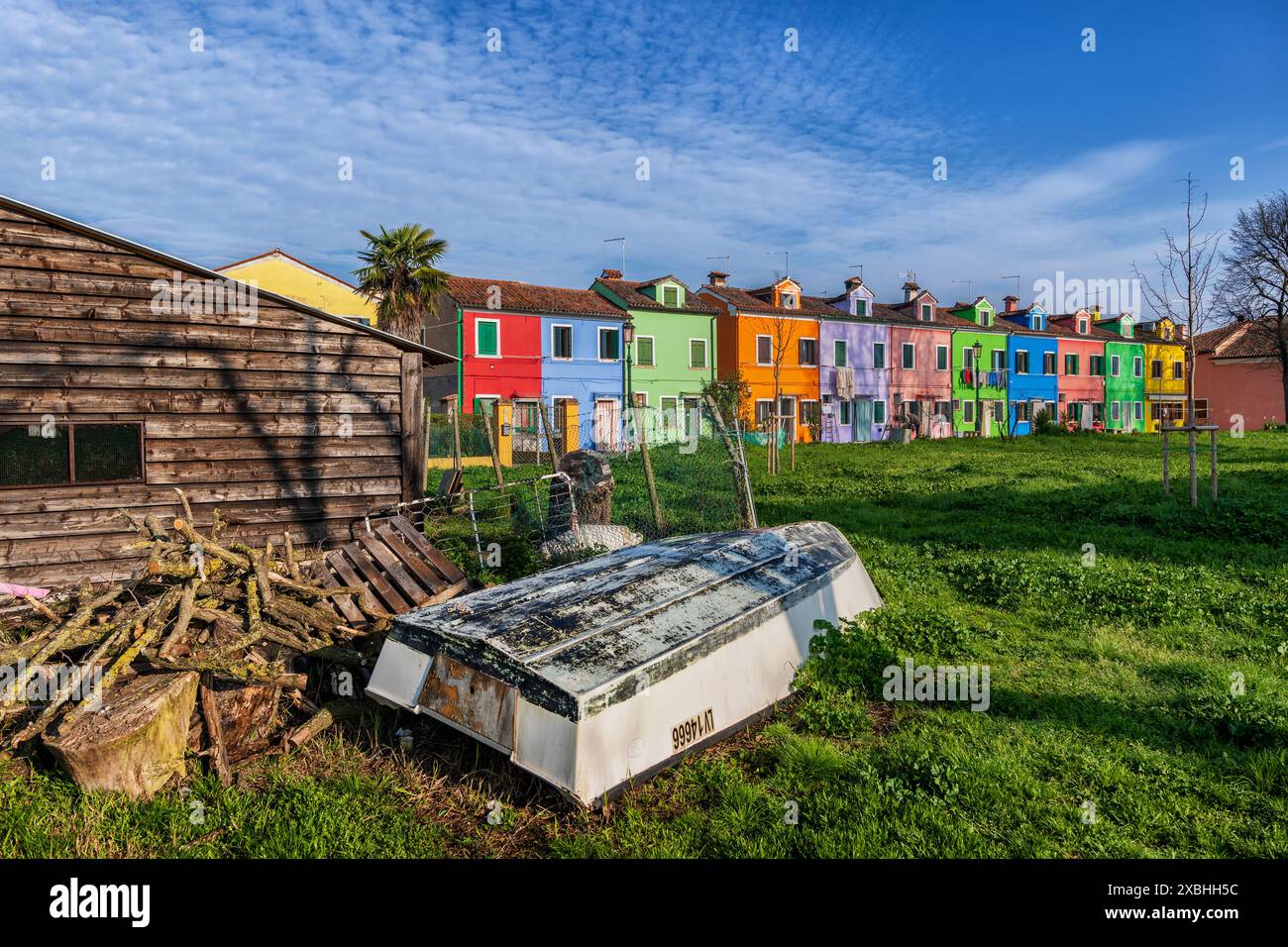 Île de Burano avec des maisons colorées et bateau à rames à l'envers, île dans la lagune vénitienne, Italie. Banque D'Images