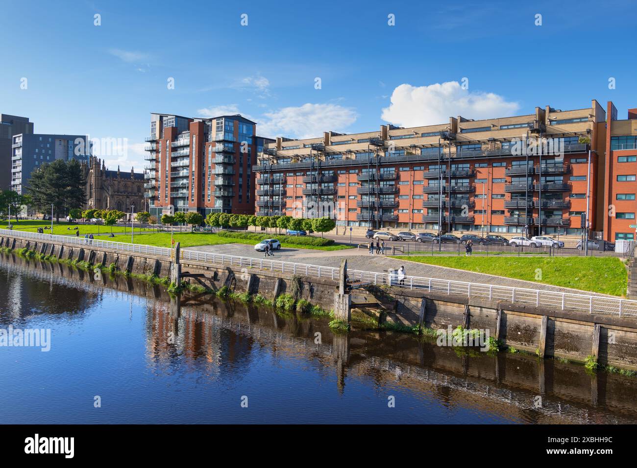 Immeubles d'appartements à River Clyde dans la ville de Glasgow, Écosse, Royaume-Uni. Banque D'Images