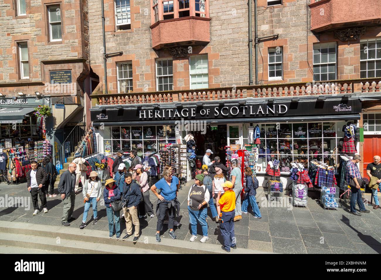 Les touristes devant Heritage of Scotland font leurs courses sur le Royal Mile. Banque D'Images