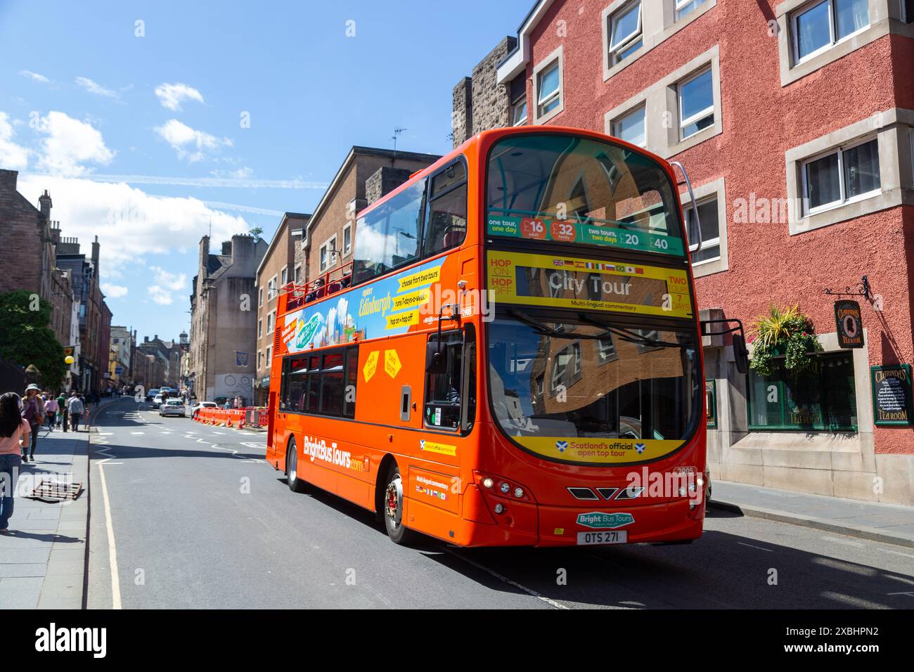 Un bus à toit ouvert pour visiter le Royal Mile d'Édimbourg un jour d'été. Banque D'Images