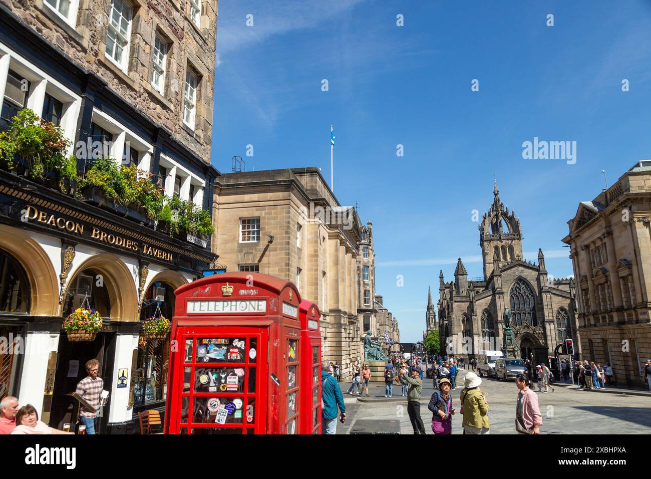 Deacon Brodies Tavern & St Giles' Cathedral sur le Royal Mile d'Édimbourg Banque D'Images