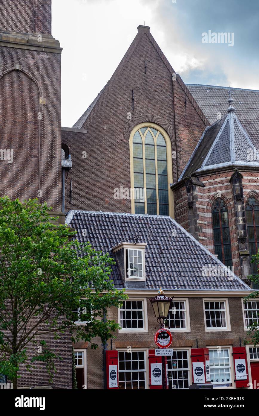 31.05.2024, Amsterdam, pays-Bas, vieille église (Oude Kerk) - le bâtiment le plus ancien. Il se trouve à de Wallen, aujourd'hui le principal quartier rouge d'Amsterdam. Banque D'Images
