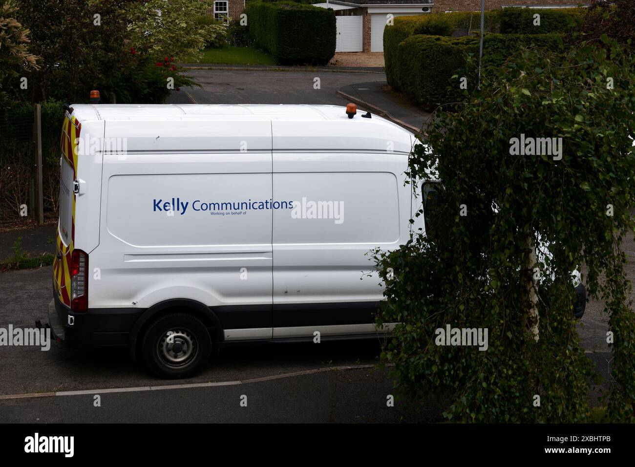 Kelly Communications fourgon blanc garé dans une rue. Banque D'Images