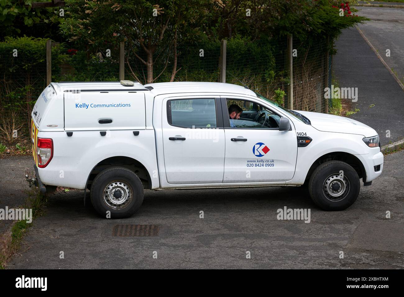 Kelly Communications fourgon blanc garé dans une rue. Banque D'Images