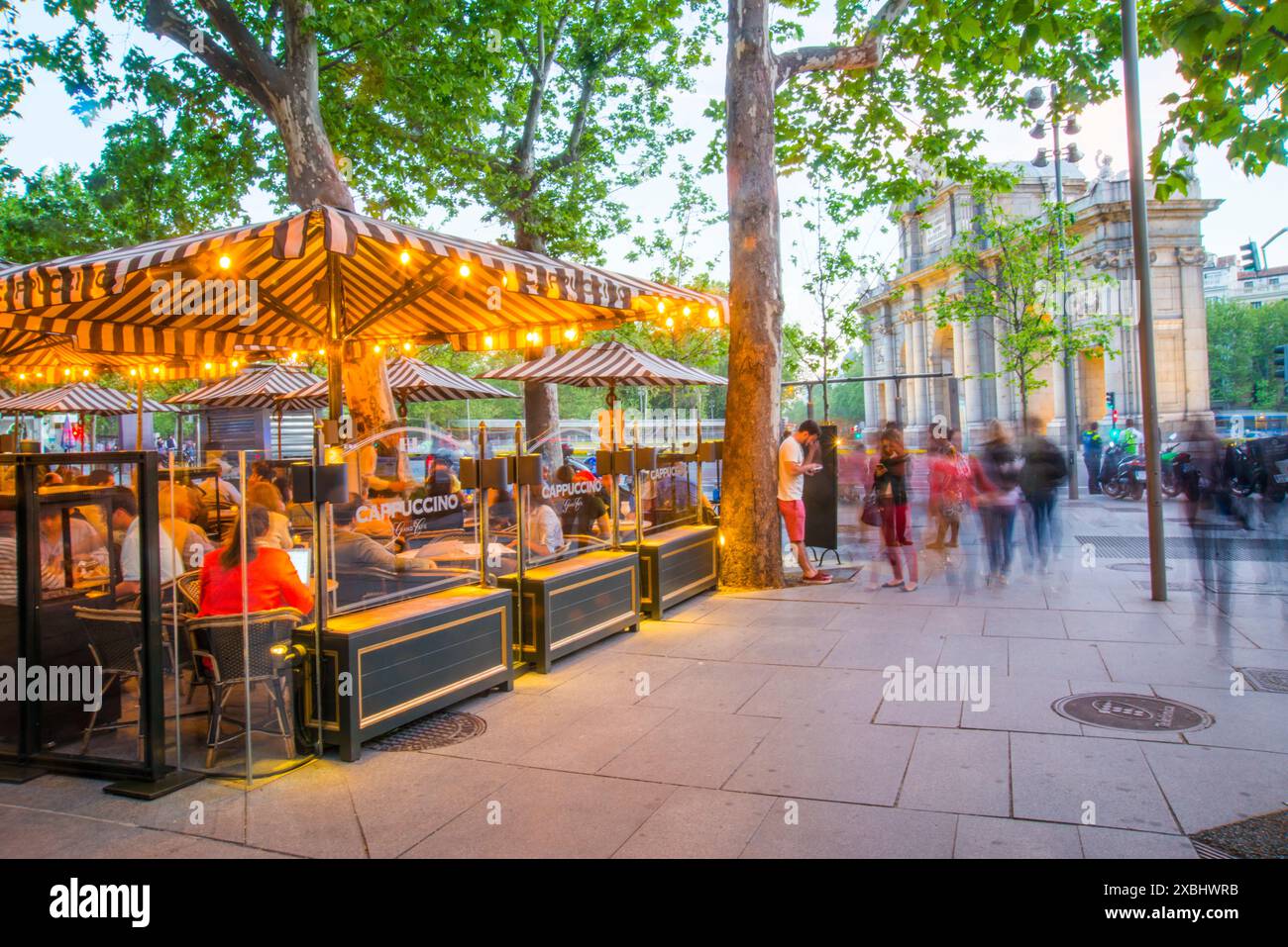 Terrasse à la place de l'indépendance, vision de nuit. Madrid, Espagne. Banque D'Images