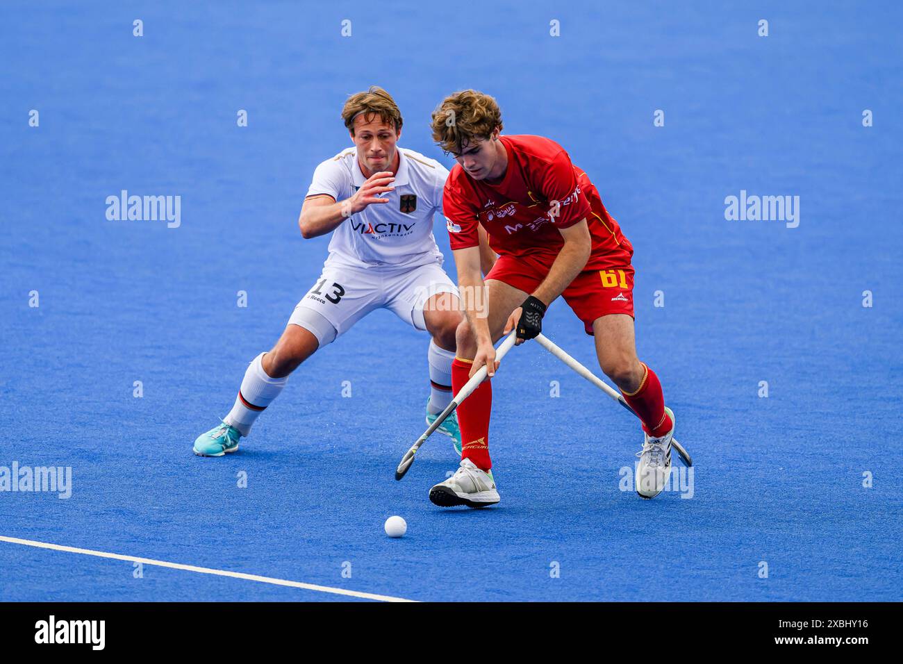 LONDRES, ROYAUME-UNI. 12, 24 juin. Paul-Philipp Kaufmann d'Allemagne (à gauche) et Bruno font d'Espagne en action lors de la FIH Hockey Pro League - Allemagne contre Espagne au Lea Valley Hockey and Tennis Centre le mercredi 12 juin 2024 à LONDRES, ANGLETERRE. Crédit : Taka G Wu/Alamy Live News Banque D'Images