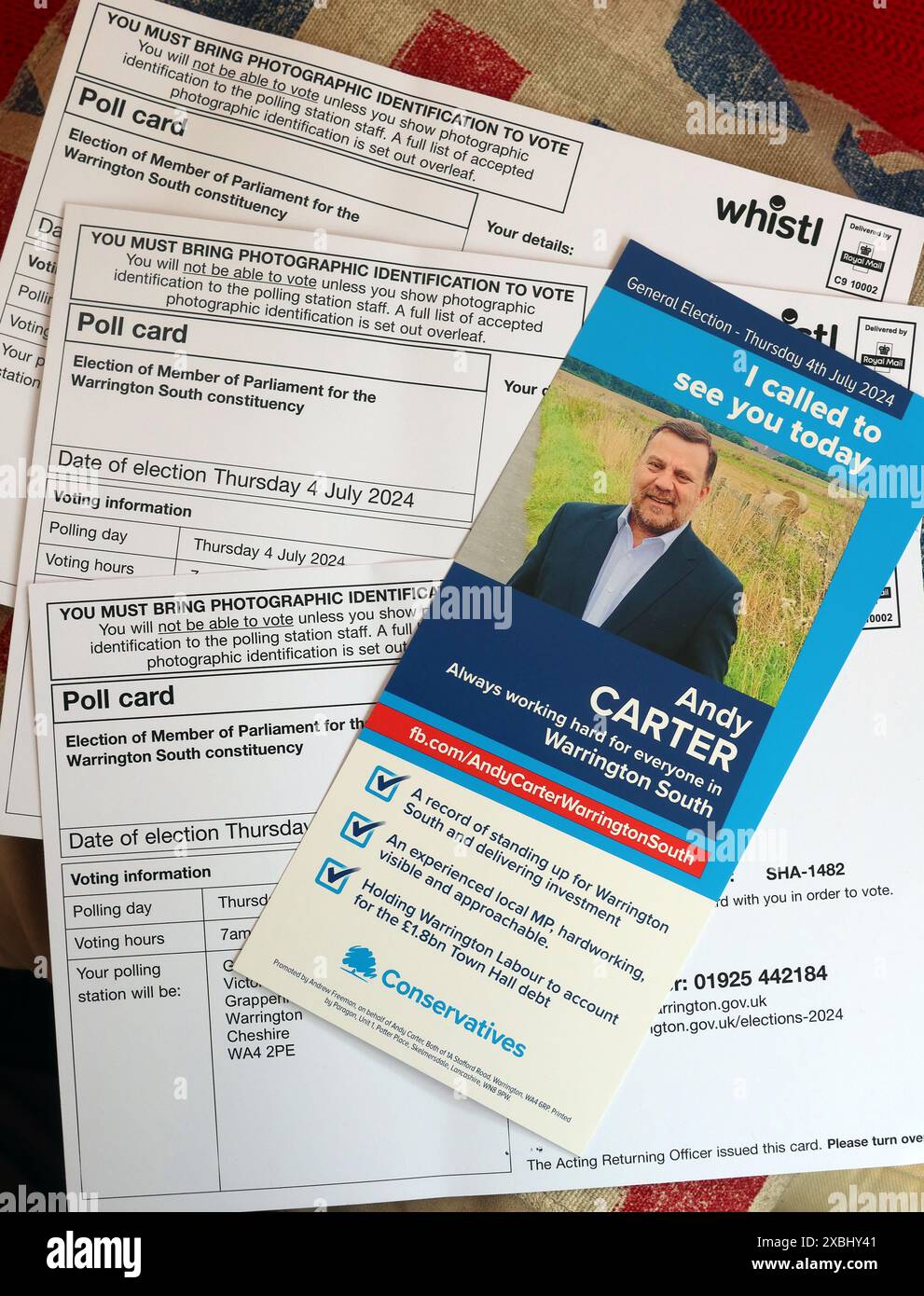 Dépliant de campagne électorale générale conservateur, sur un coussin de drapeau de l'union, avec des cartes de vote, dans Warrington South constituancy, Cheshire, Angleterre Banque D'Images