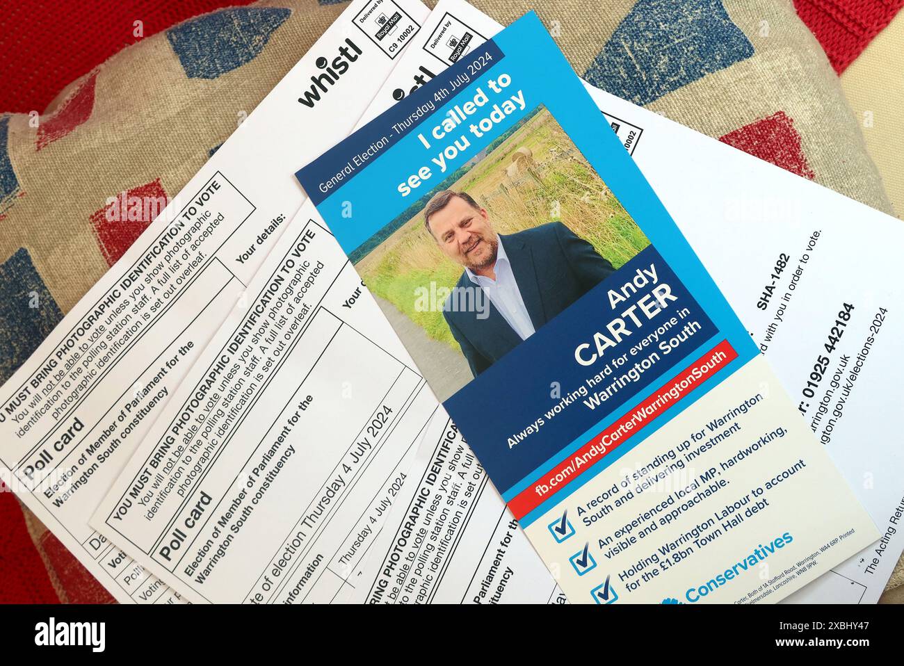 Dépliant de campagne électorale générale conservateur, sur un coussin de drapeau de l'union, avec des cartes de vote, dans Warrington South constituancy, Cheshire, Angleterre Banque D'Images