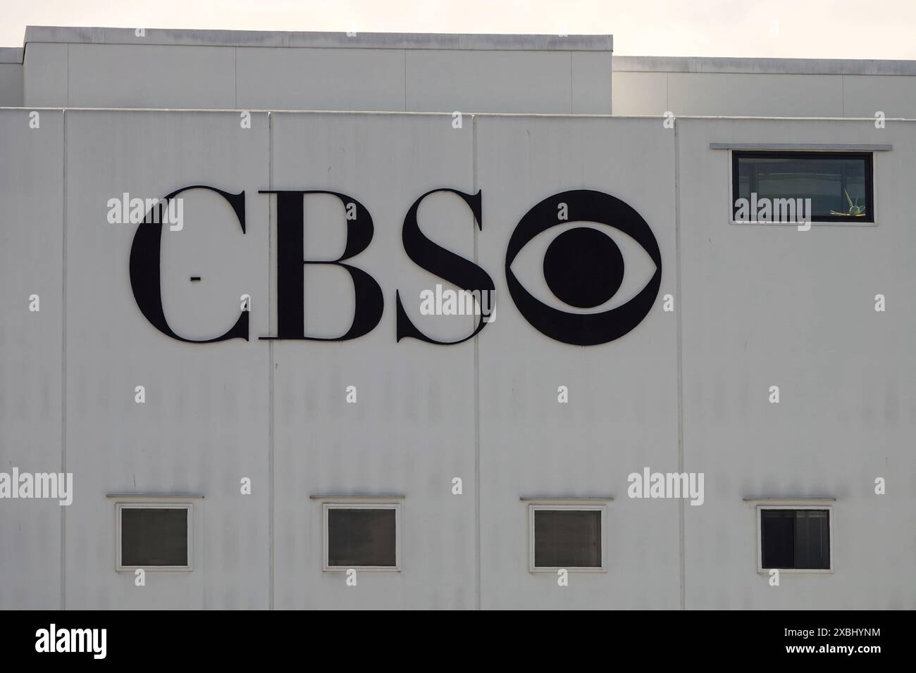 Los Angeles, CA / USA - 30 avril 2019 : le logo CBS Eye est montré sur un bâtiment du studio Television City dans le quartier Fairfax de L.A. Banque D'Images