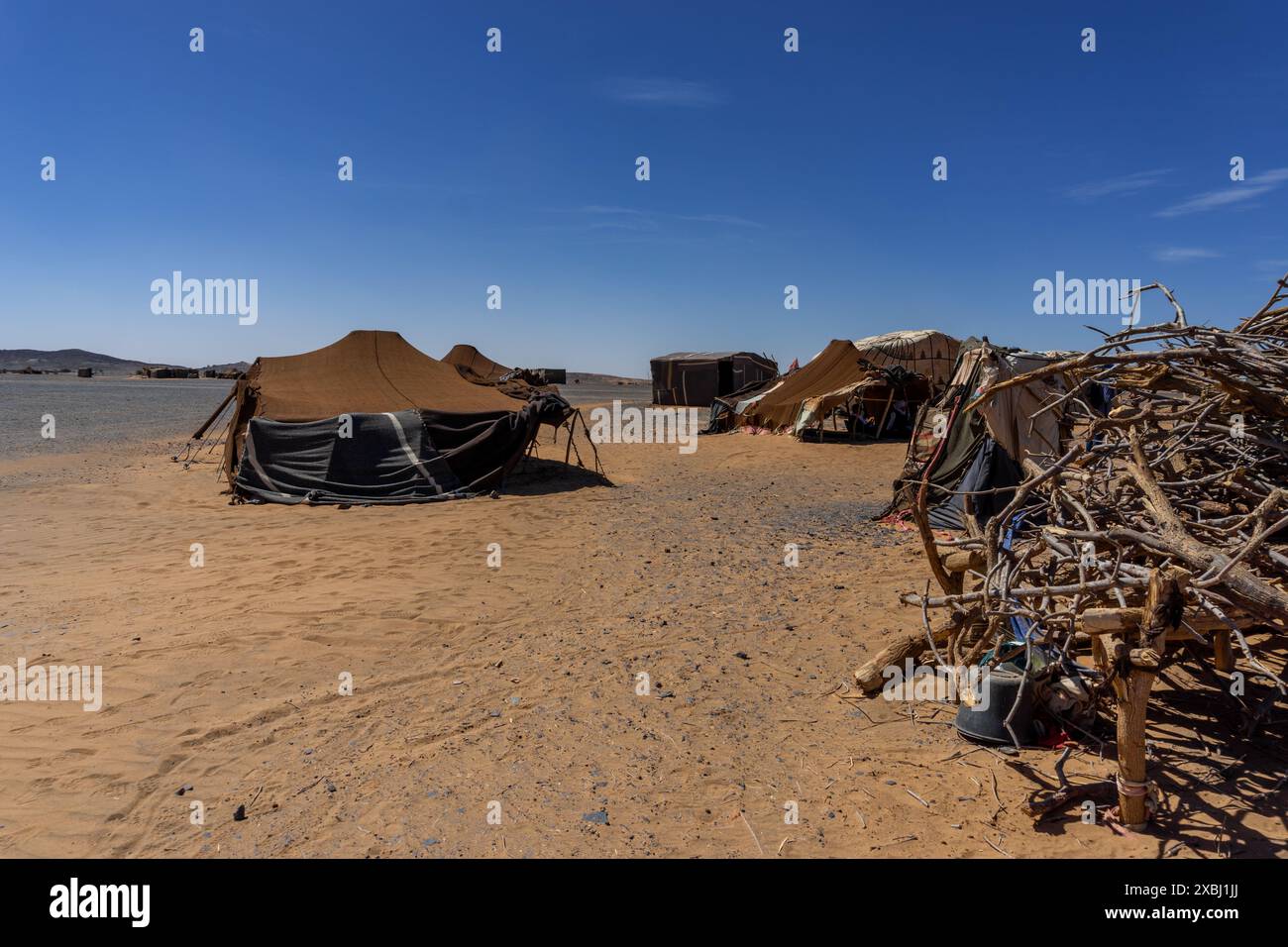 Une vue des cabanes et des tentes de fortune des Touaregs et des bédouins dans le désert du Sahara Banque D'Images