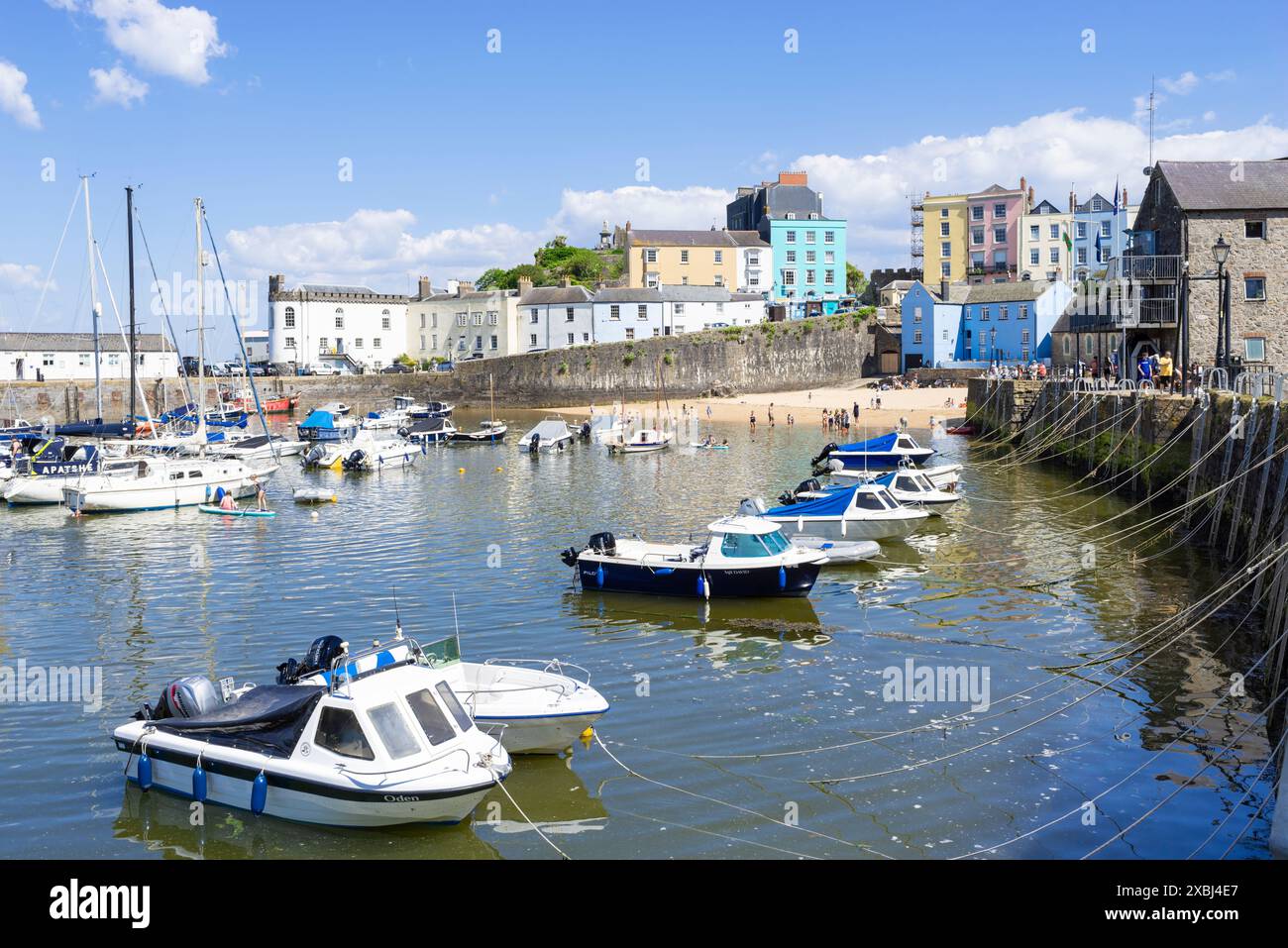 Tenby maisons colorées et Tenby Harbour avec de petits bateaux à marée haute baie Tenby Carmarthan Pembrokeshire West Wales UK GB Europe Banque D'Images