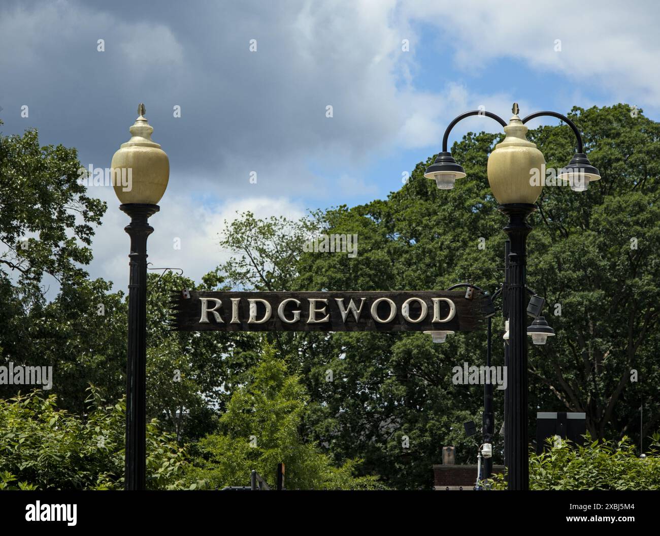 Panneau Ridgewood à l'entrée de la voie ferrée plate-forme de la gare dans le comté de bergen New Jersey (arrêt de transit nj sur le rail de banlieue) toit de lampadaire Banque D'Images