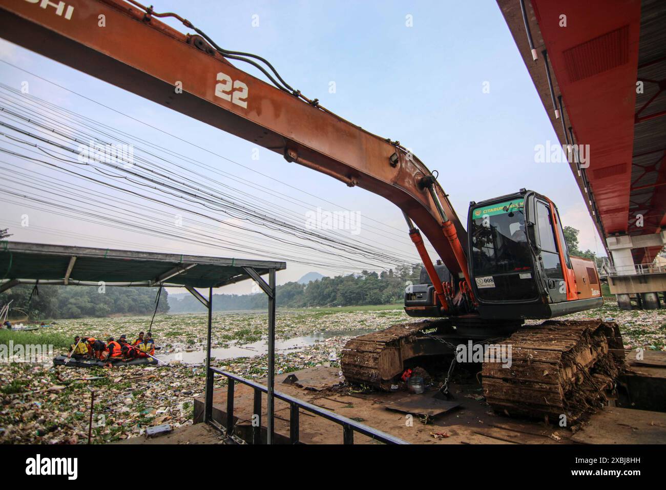 West Bandung Regency, Indonésie. 12 juin 2024. Des agents nettoyant les ordures empilées dans la rivière Citarum Batujajar, West Bandung Regency, West Java, Indonésie, le 12 juin, 2024. la pile d'ordures dans le Citarum, dans le district de Batujajar, est estimée à 3 kilomètres de long et 60 mètres de large, et le volume de déchets plastiques, estimé à plus de 100 tonnes. (Photo de Rasyad Yahdiyan/INA photo Agency/Sipa USA) crédit : Sipa USA/Alamy Live News Banque D'Images