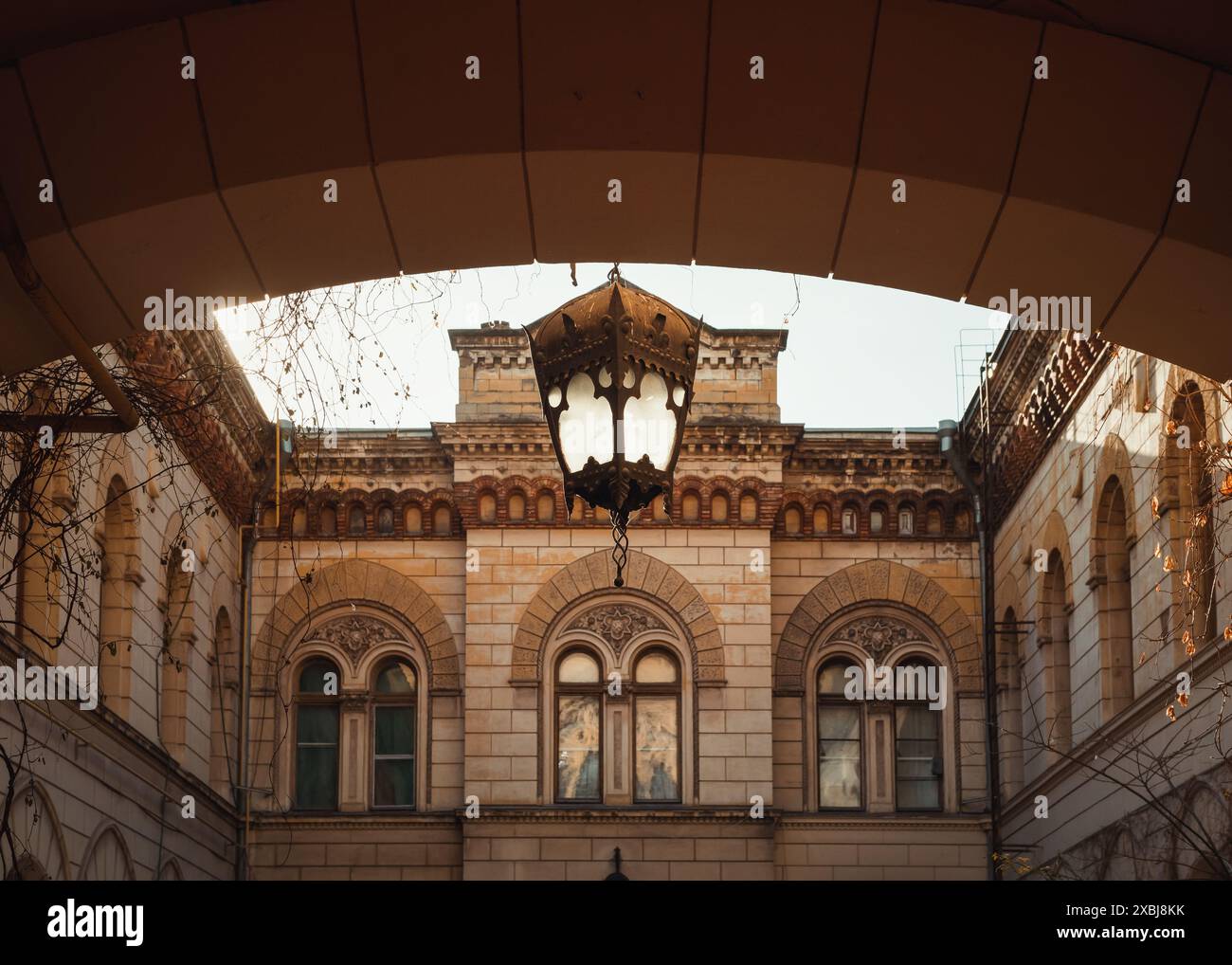 Ancienne lanterne accrochée à la cour du théâtre philharmonique d'Odessa - architecture orientale dans la vieille ville. Banque D'Images