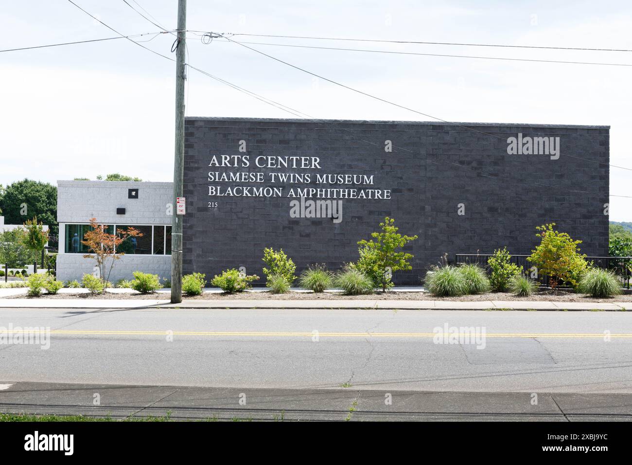 MT. Airy, NC, États-Unis-1er juin 2024 : une vue de rue du Centre des arts contenant le Siamese Twins Museum. Les célèbres jumeaux conjoints du XIXe siècle prennent leur retraite Banque D'Images