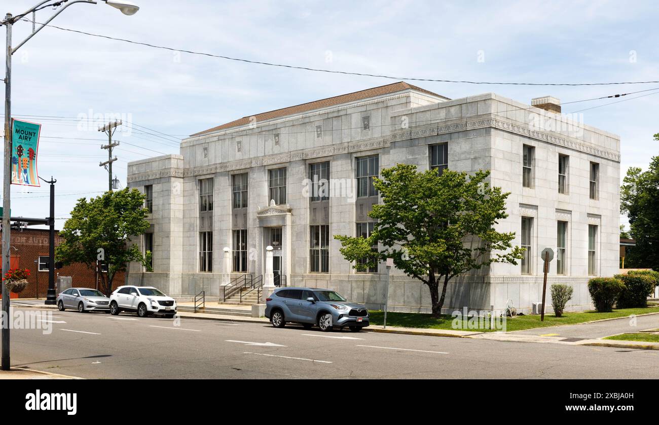 MT. Airy, NC, USA-1er juin 2024 : le bureau de poste des États-Unis du début du XXe siècle est toujours utilisé dans le centre-ville. Banque D'Images