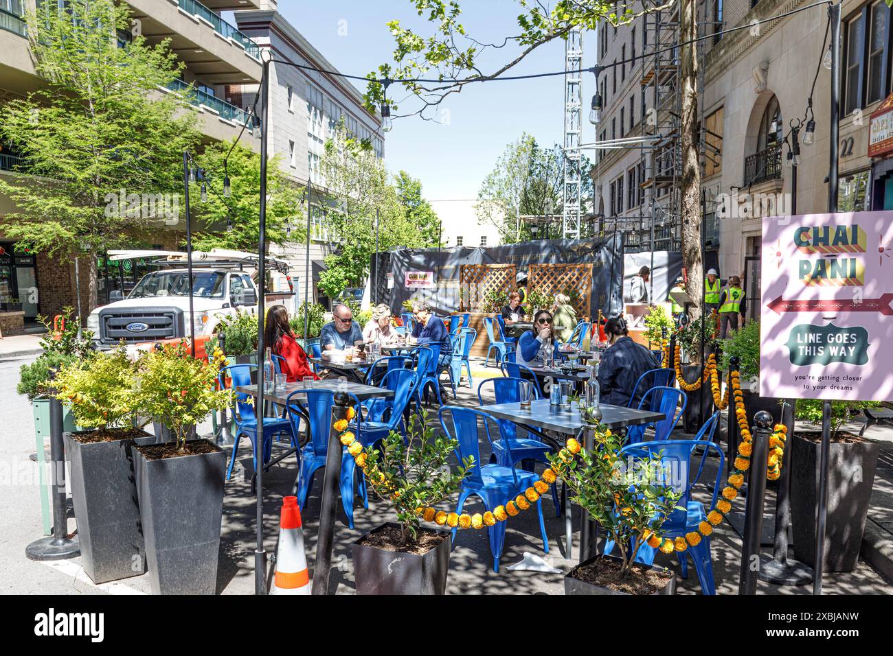 Asheville, Caroline du Nord, États-Unis-4 mai 2023 : Battery Park Avenue bondé avec des dîners à l'extérieur par une journée ensoleillée. Banque D'Images